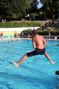 Badezentrum Junge springt