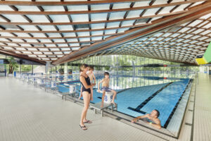 Familie-vor-Sportbecken-885px