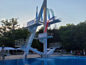 Bild vom Sprungturm im Freibad mit dem Banner vom Splashdiving-Cup